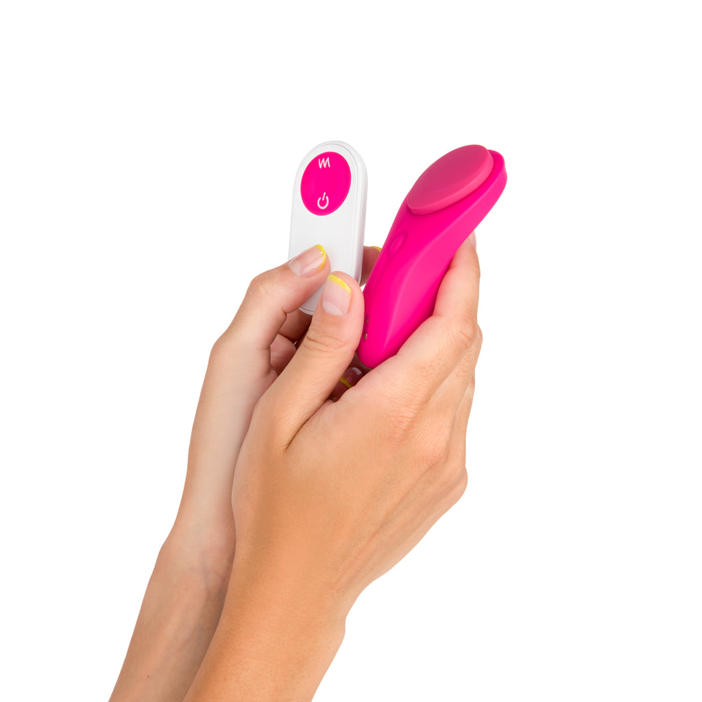 Disfruta de tus fantasías en pareja fuera de casa con Cala, el vibrador con imán para la ropa interior y mando a distancia